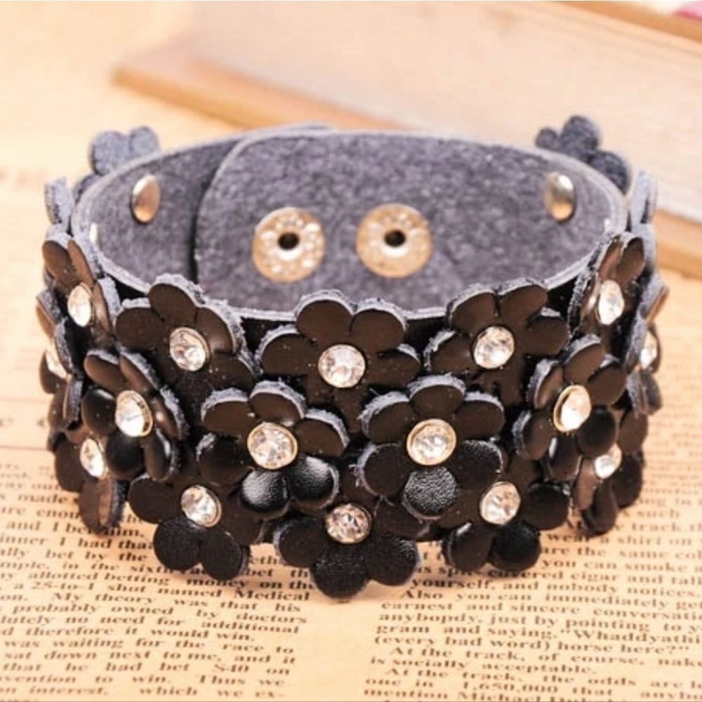 Guang Tong Black Flower & Rhinestone Bracelet